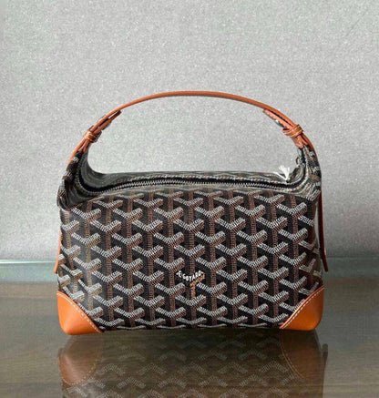 Goyard 
good quality 
with box 
🎁🎁🎁

120 dhs✅

Size : 25cm

Zain295
♥️♥️♥️