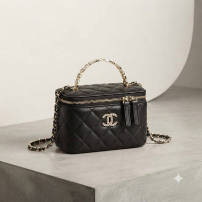CHANEL Top Handle
Vanity Diamond design
Lambskin Leather Material
With Mirror inside
With BOX
Size : 18 cm

110 dhs✅

Zain239
♥️♥️♥️