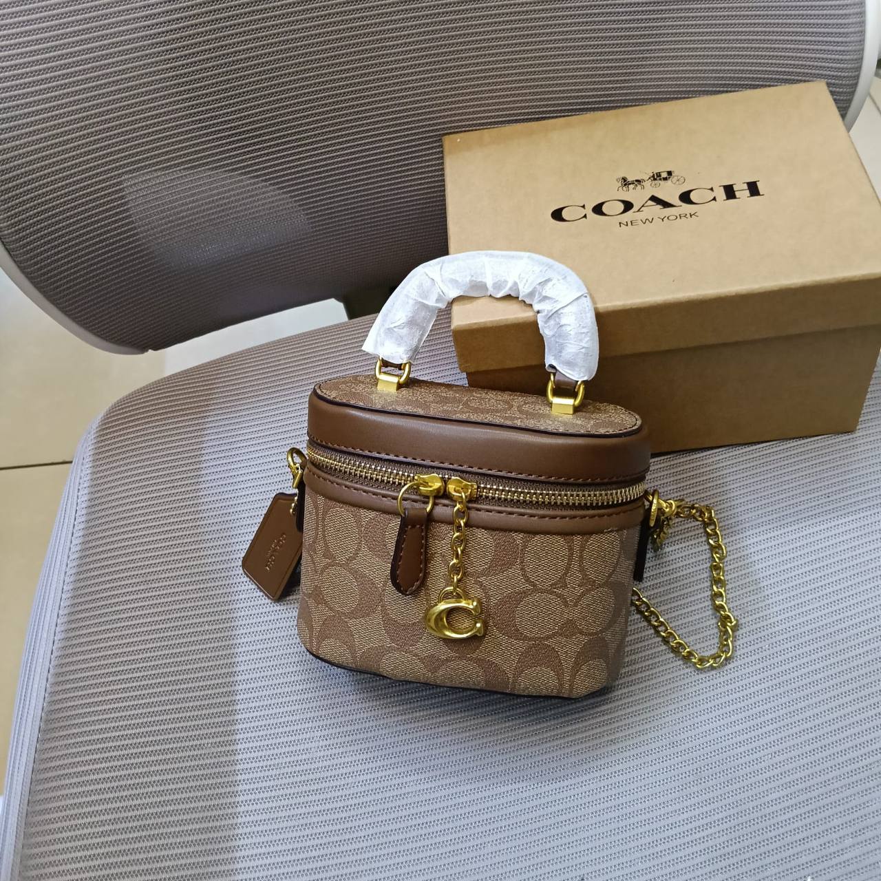 Coach
95 dhs✅
with box
size 15cm
High quality

Zain26
♥️♥️♥️