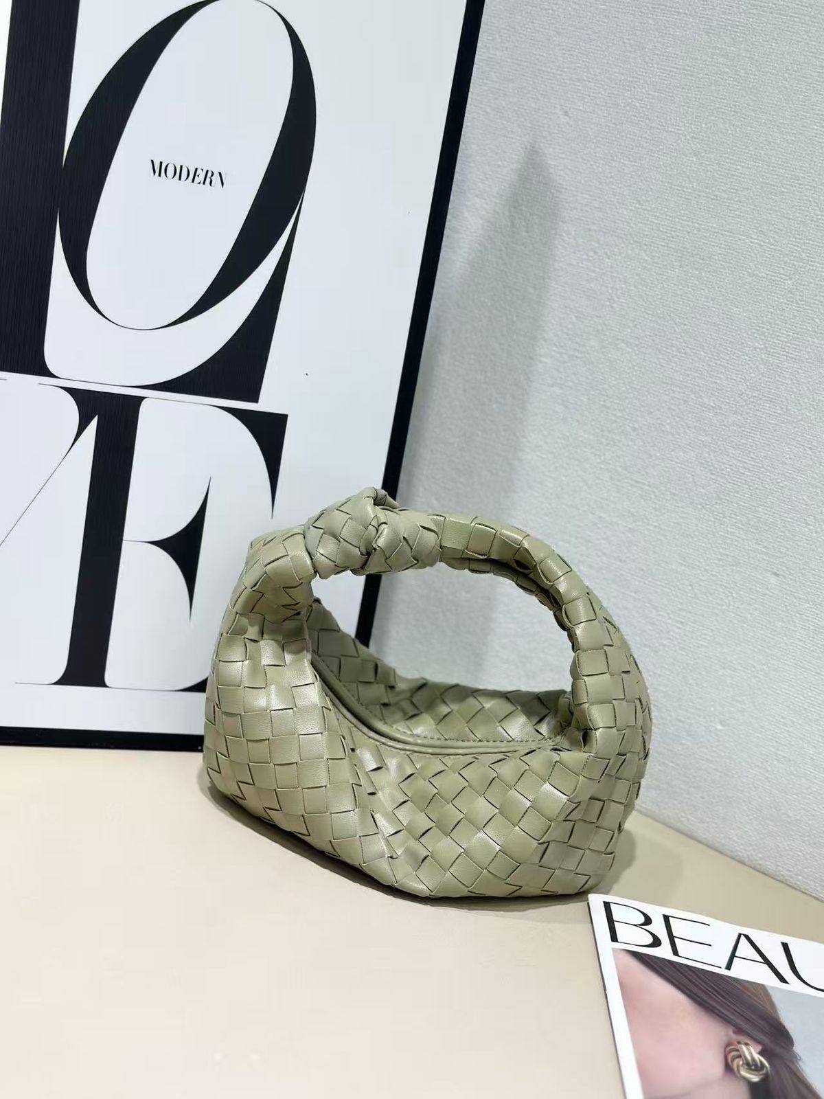 BOTTEGA
SIZE  ……… 24CM 🥰
90 dhs

With BOX🌷
🎁🎁🎁

Zain244
♥️♥️♥️