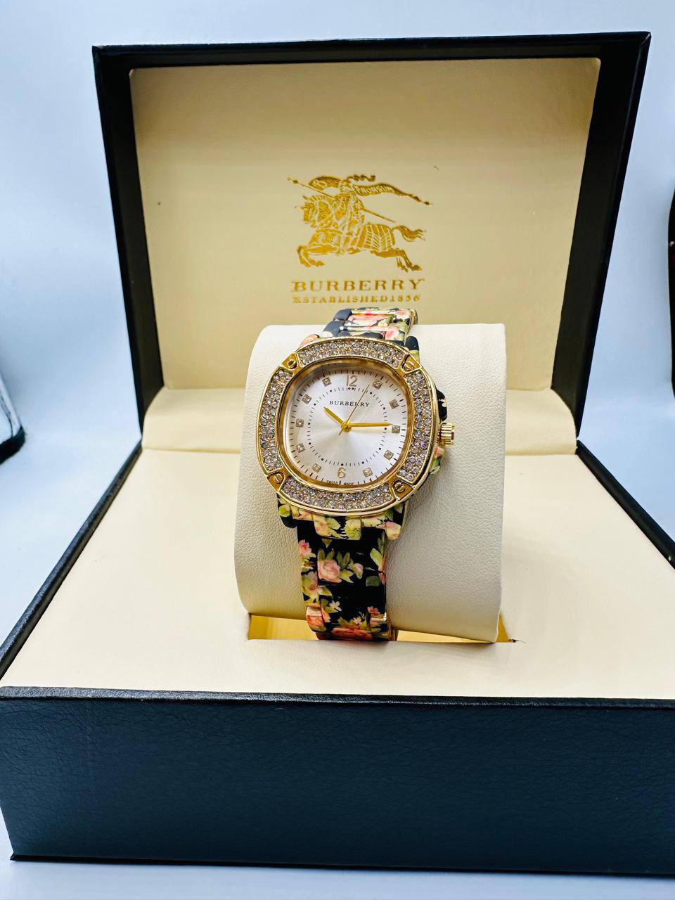 BURBERRY Ladies 
55 dhs🪙🌨️

Zain08
♥️♥️♥️