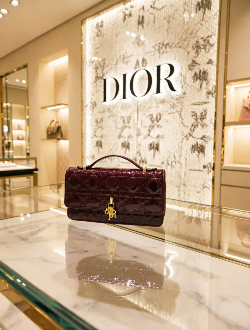 Dior
100 dhs🇦🇪🇦🇪
with box
Size:21*6*11

Zain07
♥️♥️♥️