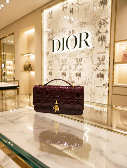 Dior
100 dhs🇦🇪🇦🇪
with box
Size:21*6*11

Zain07
♥️♥️♥️