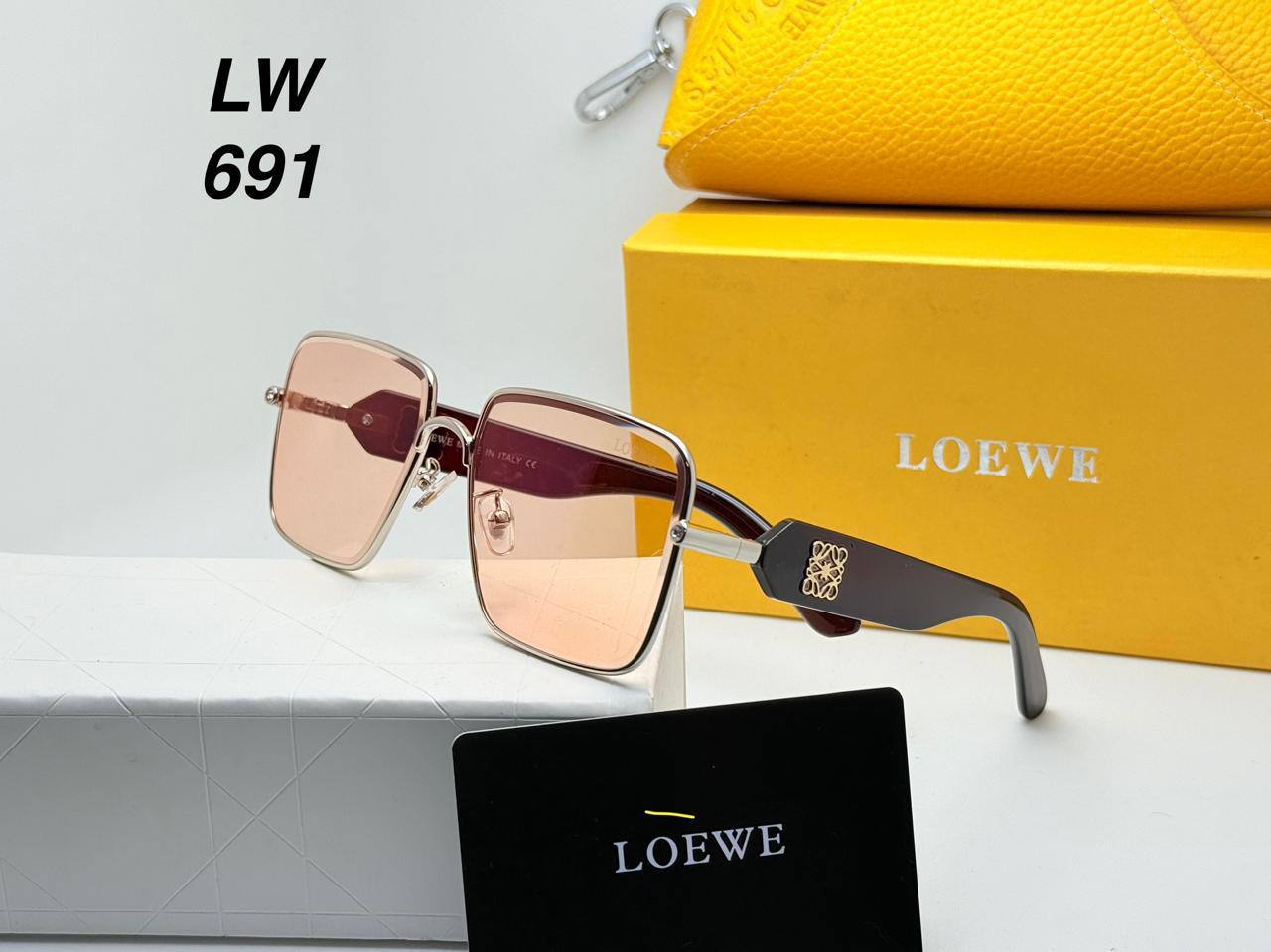 Loewe
70 dhs❤️

Zain126
♥️♥️♥️