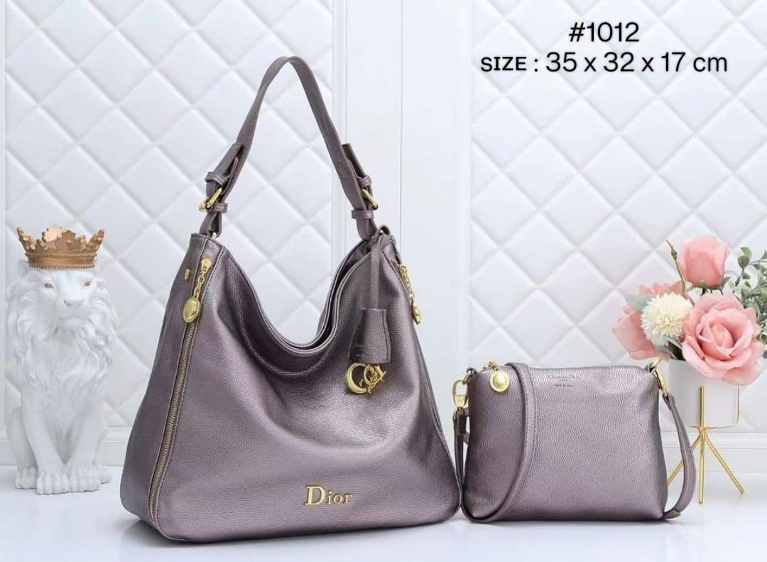 CHRISTIAN DIOR
HOBO TOTEBAG 2n1
ᴡɪᴛʜ sʟɪɴɢ ᴘᴏᴜᴄʜ
ʟᴇᴀᴛʜᴇʀ ᴍᴀᴛᴇʀɪᴀʟ
ɢᴏʟᴅ ʜᴀʀᴅᴡᴀʀᴇ
sɪᴢᴇ : 35 cm

105 dhs🪙🌺

Zain31
♥️♥️♥️