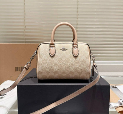 COACH 
NEW CAME GOOD QUALITY 
WITH BOX 
🎁🎁🎁

90 dhs🪙🌨️
SIZE: 18cm

Zain39
♥️♥️♥️