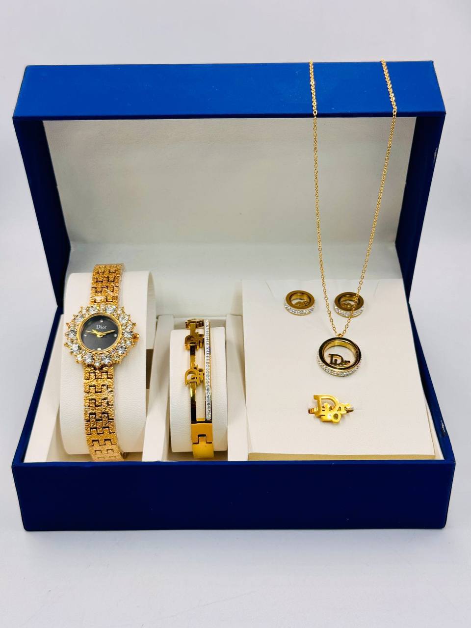 Ladies watch 
set with box 🎁

90 dhs💓

Zain08
♥️♥️♥️