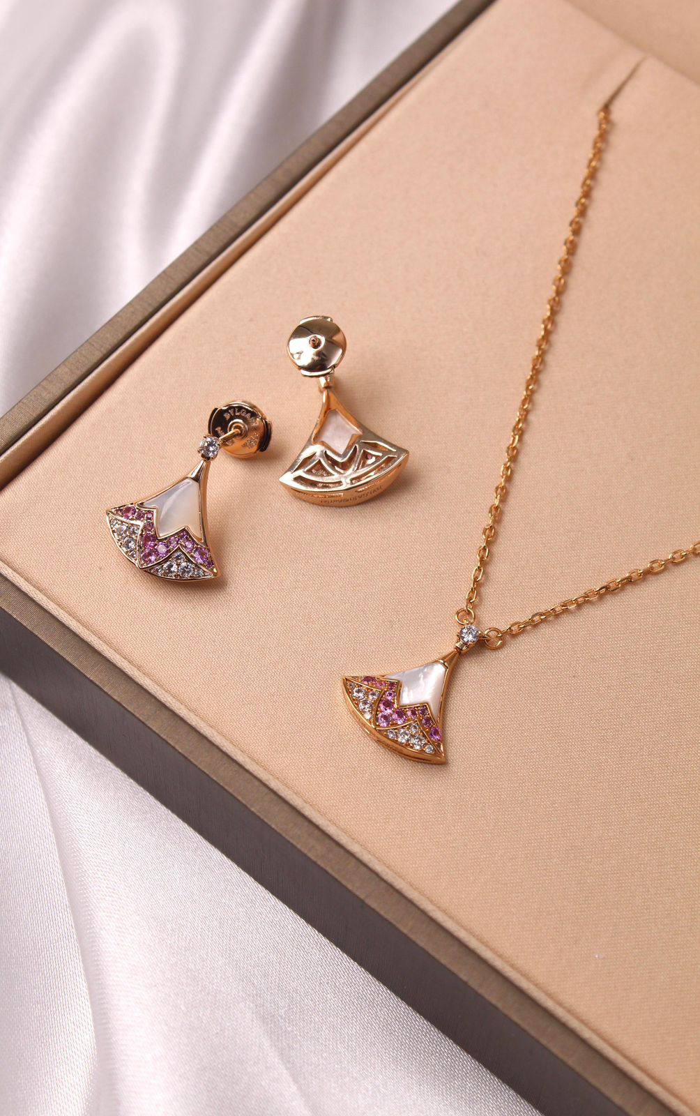 BVLGARI 🌟💫
* ⁠↗️ *Super Master Quality 
Special edition
Divas' Dream Necklace & Earings 
👇🏻
Necklace with earings
*190 dhs🌺* with *Normal* Box & Bag
*250 dhs🌺* with *Orignal* Packaging

Zain106
♥️♥️♥️