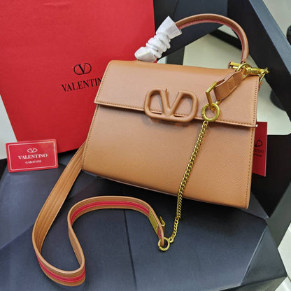 Valentino

130 dhs🇦🇪

with box🎁🎁🎁

good quality

Zain235
♥️♥️♥️