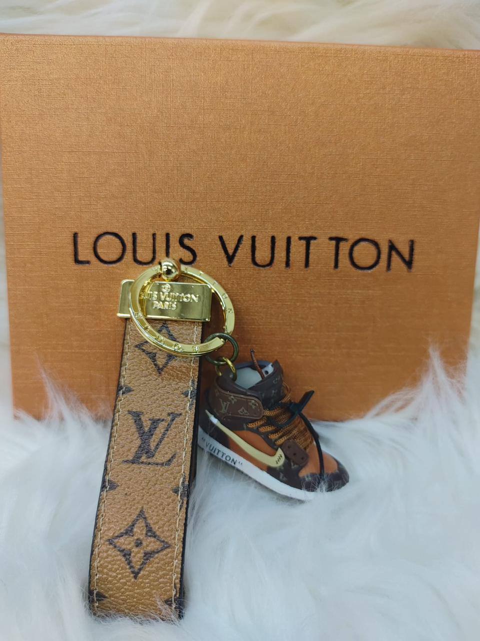 LV key holders & bags charm accessories
All sizes price 
55 dhs✅

Zain88
♥️♥️♥️