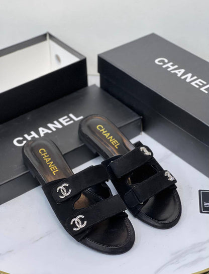 CHANEL 
SIZE 36-41
105 dhs🇦🇪🇦🇪

Zain21
♥️♥️♥️