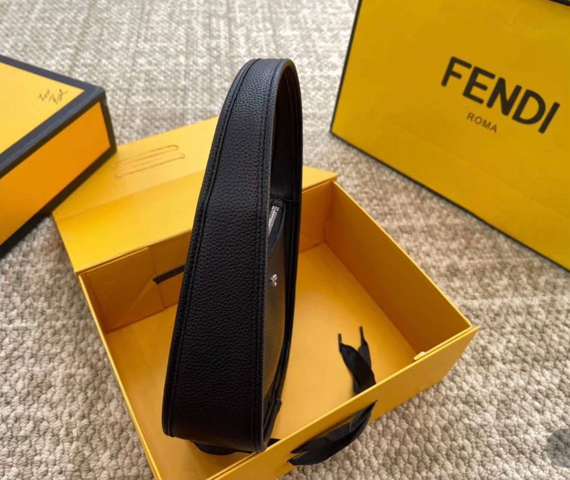 FENDI 
 GOOD QUALITY
WITH BOX 
95 dhs✅

Zain295
♥️♥️♥️