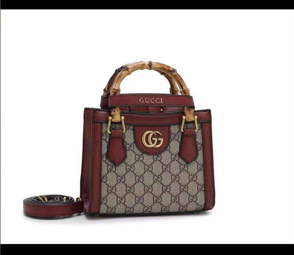 Gucci ✨
Size:20cm
110 dhs✅
With box 📦 🔥

Zain70
♥️♥️♥️
