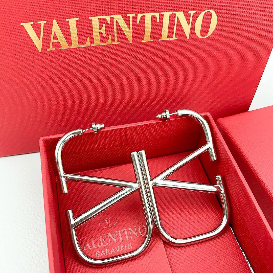 Valentino ❤️‍🔥*
Earring 🦋
Master quality 💯

With normal boxes 📦 
60 dhs🪙🌨️

With master box 🗃️ 
75 dhs🪙🌨️

Zain216
♥️♥️♥️