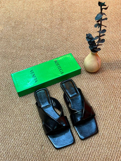 Slippers
75 dhs✅
Size 36-41

Zain236
♥️♥️♥️
