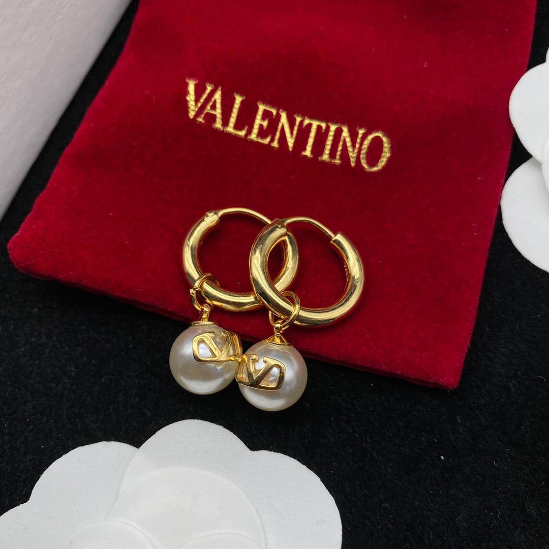 VALENTINO EARRING
MASTER✨💫
55 DHS✅
WITH BOX AND PAPER BAG🛍️🎁

Zain89
♥️♥️♥️