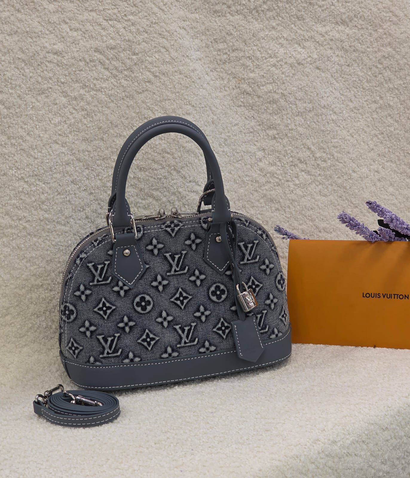 LV 
Master
280 dhs❣️

Zain131
♥️♥️♥️