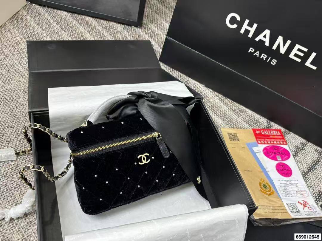 Chanel 
Master
270 dhs🪙🌨️
#19cm💕💕
#with box🥳❤️

Zain228
♥️♥️♥️