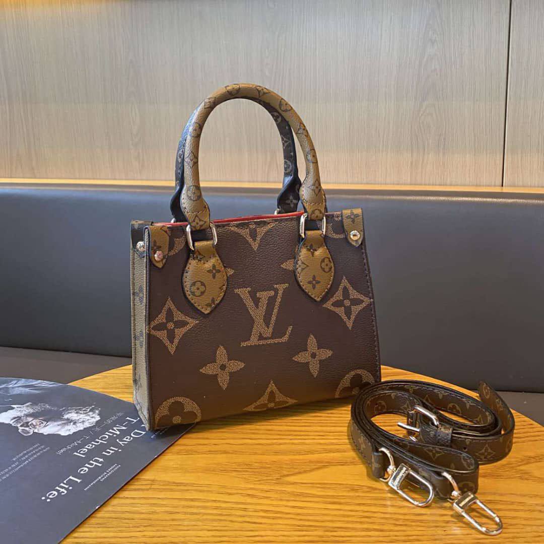 LV

Best quality 

with box
105 dhs🇦🇪🇦🇪

size 18CM

Zain290
♥️♥️♥️