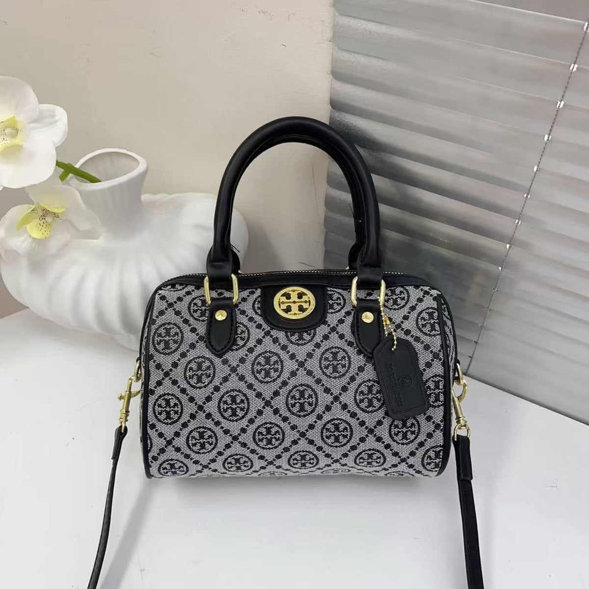 Tory burch  
80 dhs🇦🇪🇦🇪

Zain232
♥️♥️♥️