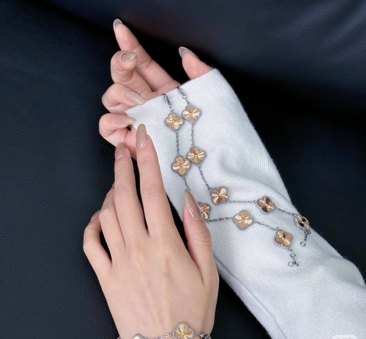 VCA
*ROSE GOLD*
Full set
MASTER🍃💕
With normal box 🎁
230 dhs❣️

Zain263
♥️♥️♥️