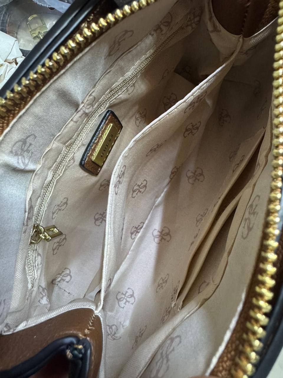🌹 Guess Hanbag
1⃣️ First quality +🎁
size : 21 * 13 * 7 cm
95 dhs👑
with box 🎁

Zain115
♥️♥️♥️