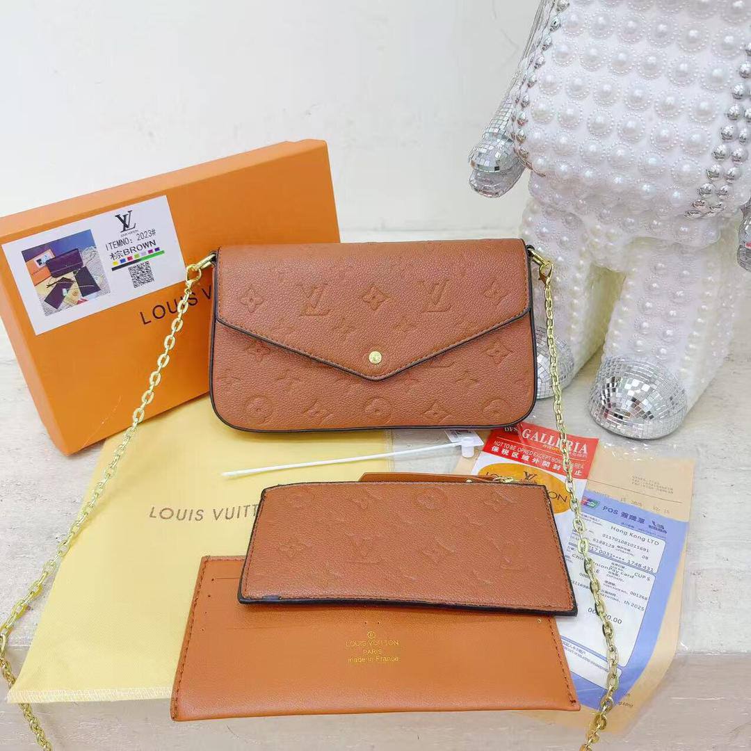 LV / coach

80 dhs🇦🇪🇦🇪

with box
size 22×3.5×12cm

Zain42
♥️♥️♥️