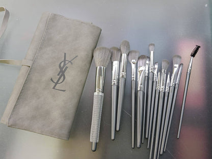 MAKE UP 

BRUSHES 
60 dhs🇦🇪🇦🇪

Zain01
♥️♥️♥️