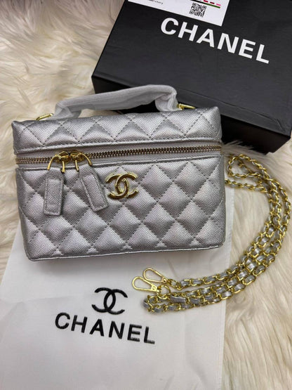 🌸 Chanel LP 
1️⃣ First quality +🎁
Size :  19 * 13  cm
80 dhs❣️

with box 🎁

Zain115
♥️♥️♥️