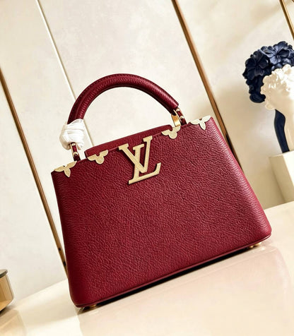 LV NEW CAME HIGH QUALITY WITH BOX 
150 dhs🇦🇪🇦🇪

Zain295
♥️♥️♥️