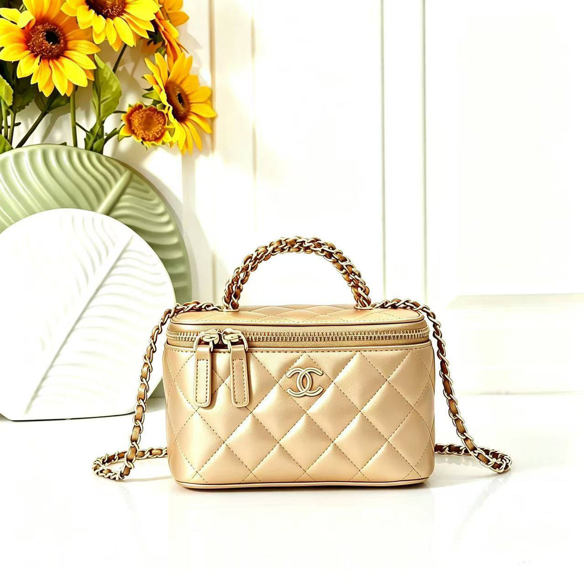 CHANEL

best quality 
with box

100 dhs🇦🇪🇦🇪

size17CM
Zain290
♥️♥️♥️