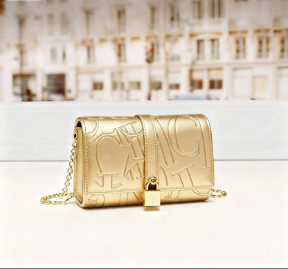 CH
95 dhs🪙
size：19.5×12.5×5cm

Good quality 

with box
🎁🎁🎁

Zain39
♥️♥️♥️