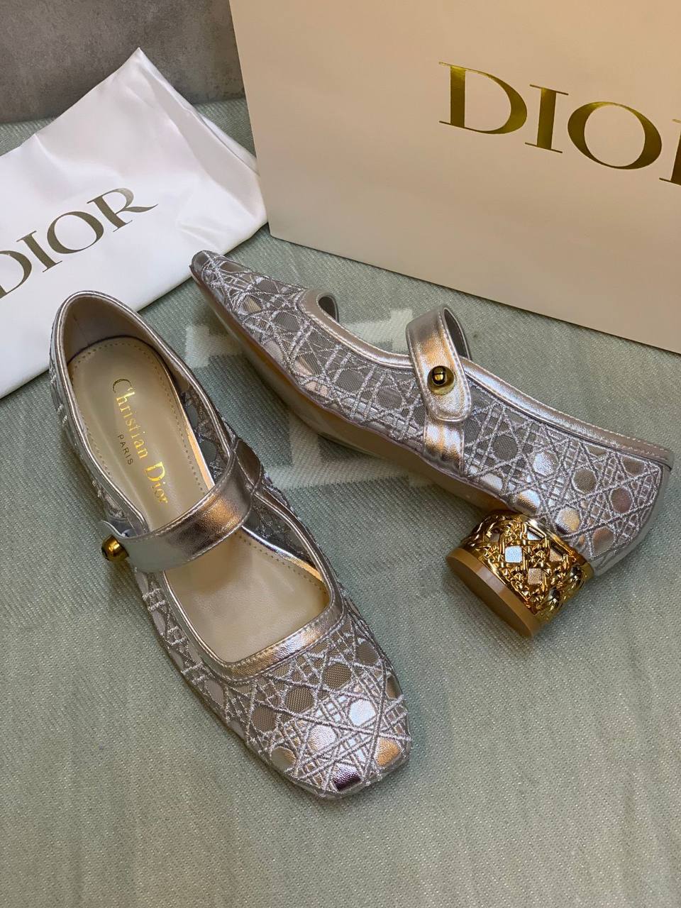 Dior shoes 
Size  36-41 available 
master quality 😍
230 dhs✅

Zain88
♥️♥️♥️