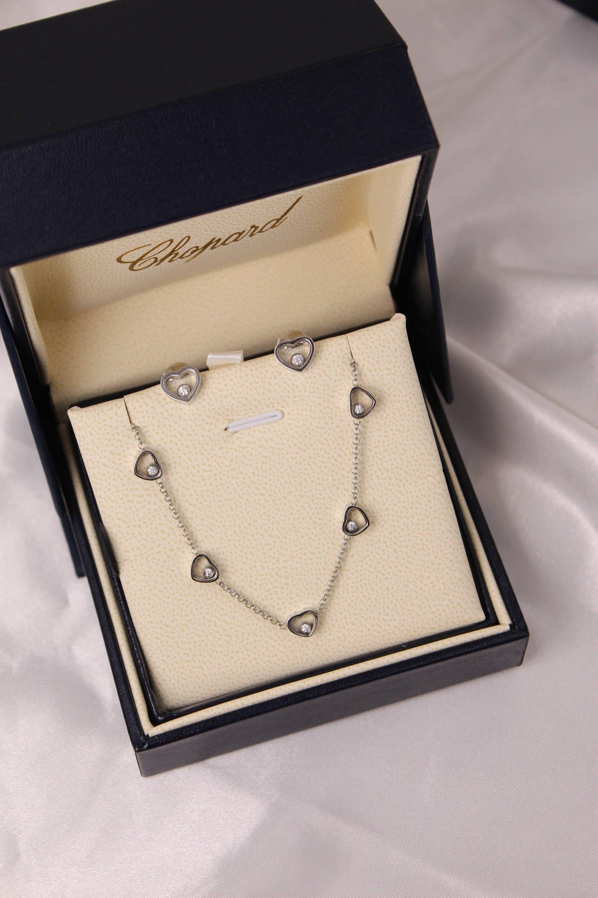 Chopard

 Happy Diamond Choker Necklace & EARINGS

18K gold , white Gold & Chmpn Gold Plated

Super Master Quality 

For Price 👇 WhatsApp✅
0568585901 
0507557372
0552275751 Owner Zain 👌

Zain106
♥️♥️♥️