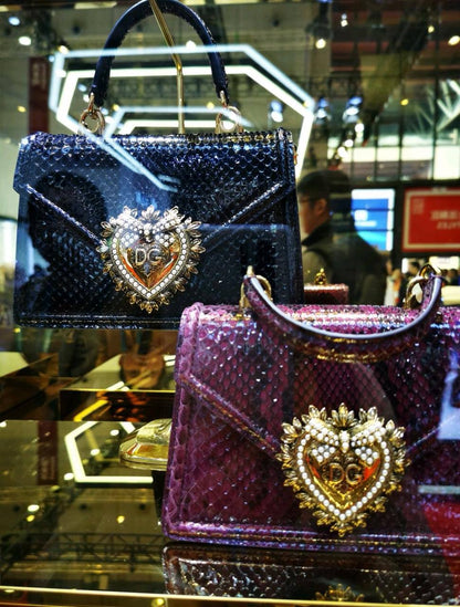 D&G
115 dhs❣️
SIZE：20cm
GOOD quality 

with box
🎁🎁🎁

Zain35
♥️♥️♥️
