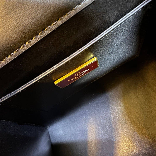 VALENTINO
 COPY ONE NEW CAME 

WITH BOX 
🎁🎁🎁

260 dhs❣️

Zain39
♥️♥️♥️