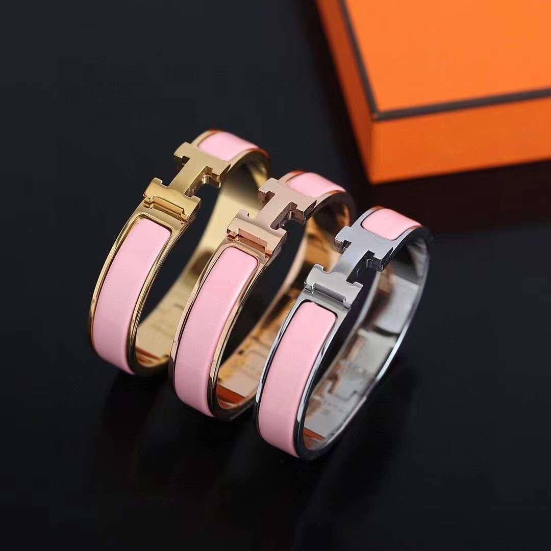 GOLD 
ROSE GOLD
SILVER
BANGLE HERMES 
MASTER✨💫
60 dhs✅✅
 EACH WITH BOX AND PAPER BAG🎁🛍️

Zain89
♥️♥️♥️