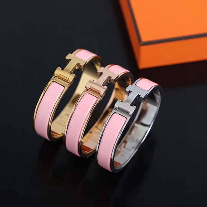 GOLD 
ROSE GOLD
SILVER
BANGLE HERMES 
MASTER✨💫
60 dhs✅✅
 EACH WITH BOX AND PAPER BAG🎁🛍️

Zain89
♥️♥️♥️