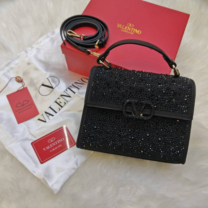 Valentino 
115 dhs✅ 

Withbox
🎁🎁🎁

Zain235
♥️♥️♥️