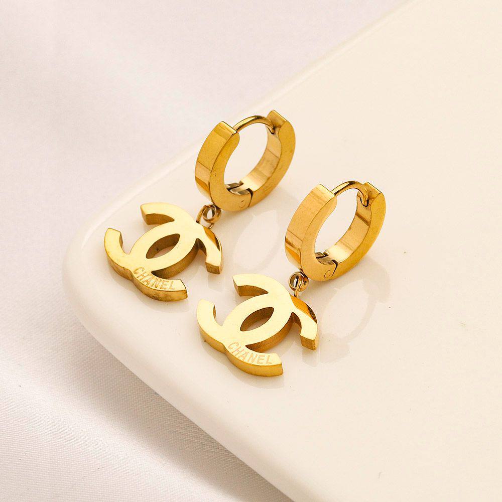 New arrival branded earrings 
30 dhs🪙💚/ pair without box 
40 dhs🪙💚/ pair with branded box

Zain243
♥️♥️♥️