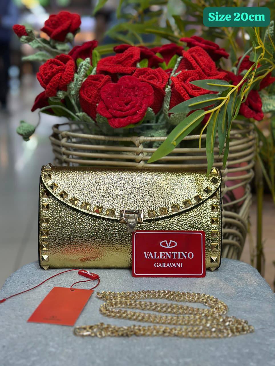Valentino
Good quality 

with box 🎁🎁🎁

115 dhs💓

Zain186
♥️♥️♥️