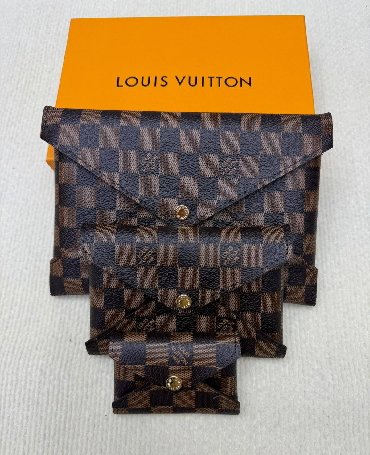 LV     3-piece set

Size  26cm/16/10

With box
80 dhs🇦🇪🇦🇪

Zain04
♥️♥️♥️