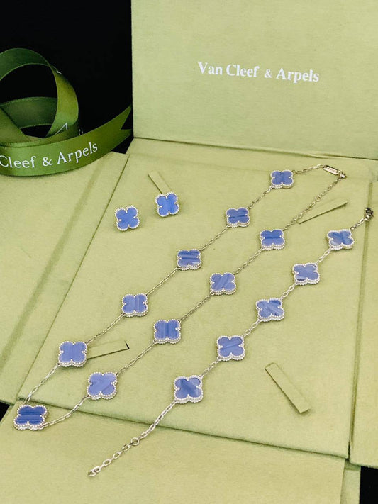 VCA SET
✨💫
NECKLACE 
BRACELET 
EARRINGS 
WITH BOX AND PAPER BAG🛍️🎁
230 dhs❣️

Zain89
♥️♥️♥️