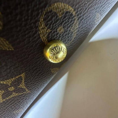 LV
GOOD QUALITY 
WITH BOX 
100 dhs💓

Zain17
♥️♥️♥️