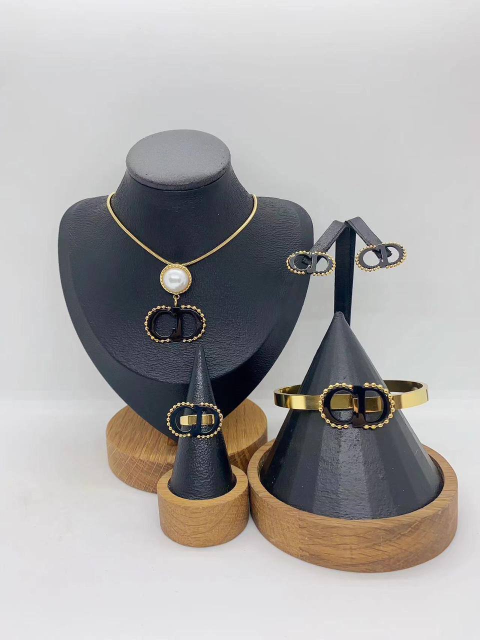 Stainless steel SET 💯*
Necklace ❤️‍🩹
Earring 🍁
Breslat ❣️
Ring free size 
With normal boxes 📦 
And paper bag 🛍️
45 dhs🇦🇪

Zain216
♥️♥️♥️