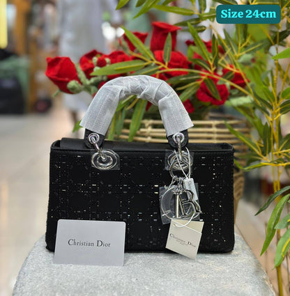 Dior

Good quality 

with box 🎁🎁🎁

130 dhs💓

Zain186
♥️♥️♥️