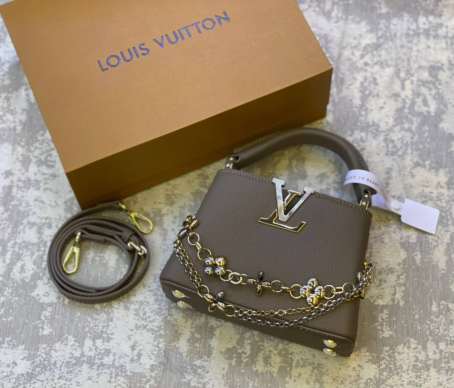 LV
230 dhs❣️

With box.  
🎁🎁🎁

Size. 21 cm.

Zain175
♥️♥️♥️