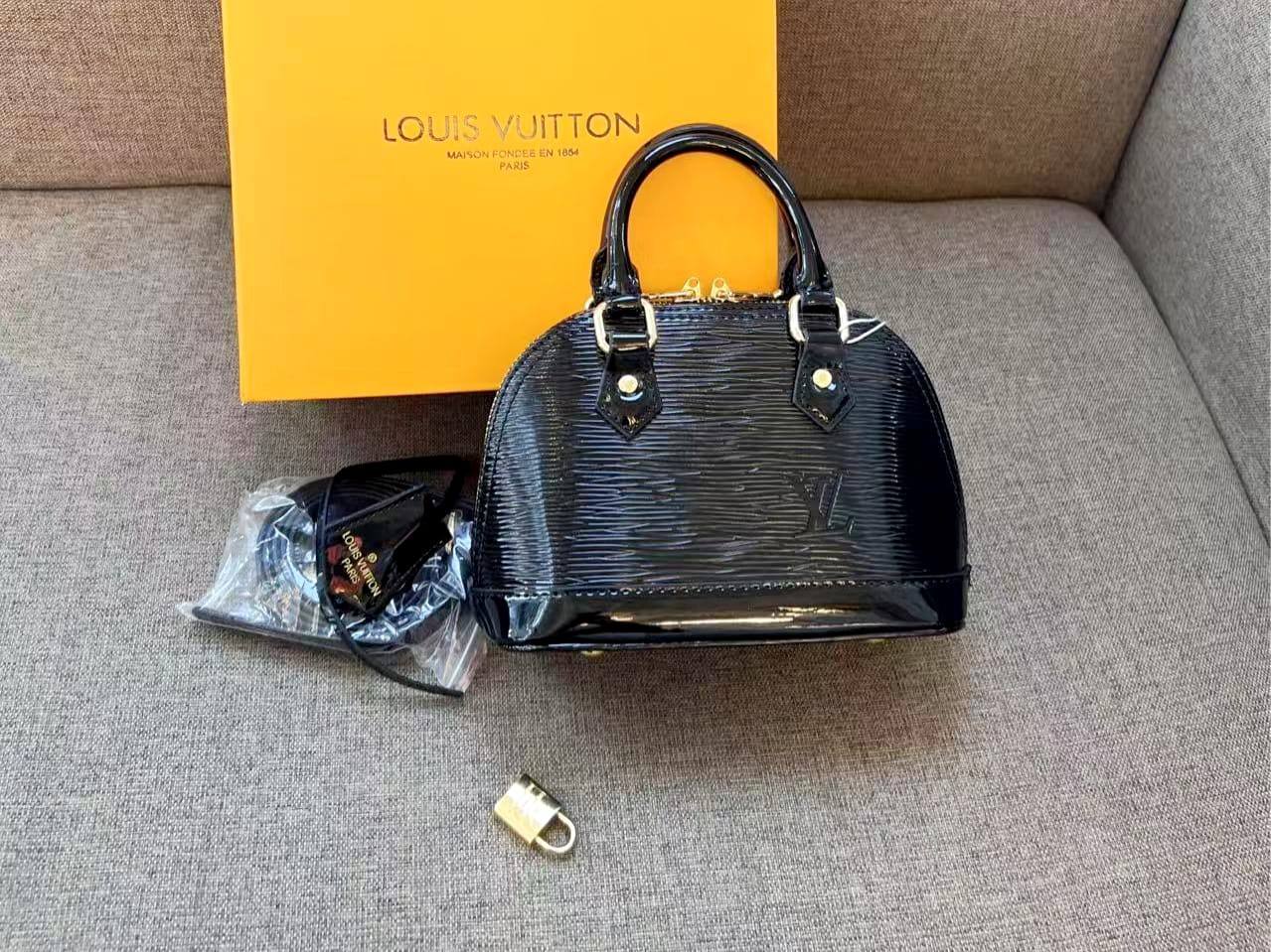 LV
90 dhs✅
with box
🎁🎁🎁

20cm

Zain26
♥️♥️♥️