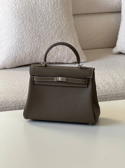 Hermes kelly togo 25cm💕
master quality😍

with box❤️
🎁🎁🎁

400 dhs🪙💕

Zain52
♥️♥️♥️