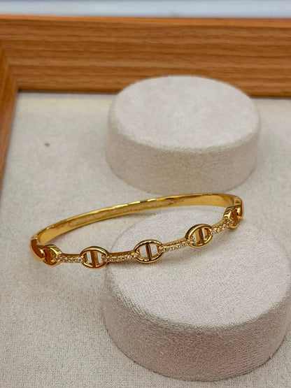Bangle ❤️‍🔥*
good quality 💯
With black boxes 🗃️ 
20 dhs💓
With normal boxes 📦 
And paper bag🛍️
30 dhs💓

Zain216
♥️♥️♥️